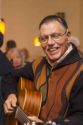 Patient Hans-Werner Schönell beim Gitarrensolo