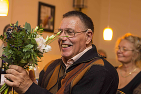 Patient Hans-Werner Schönell mit Dankeschön-Blumenstrauß