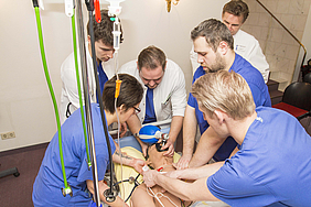 © Privatklinik Dr. Robert Schindlbeck Chefarzt Dr. Achim Rotter im Training mit seinem Ärzteteam
